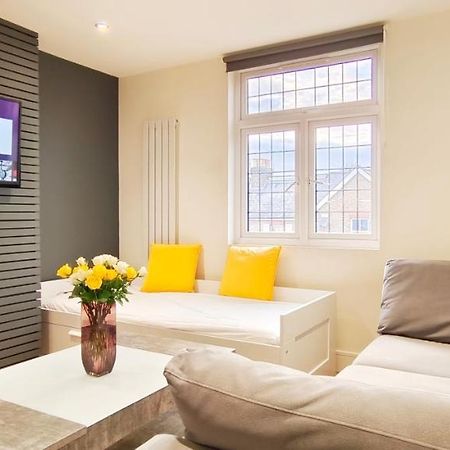 런던 First Floor Flat 1 Northwood 아파트 외부 사진