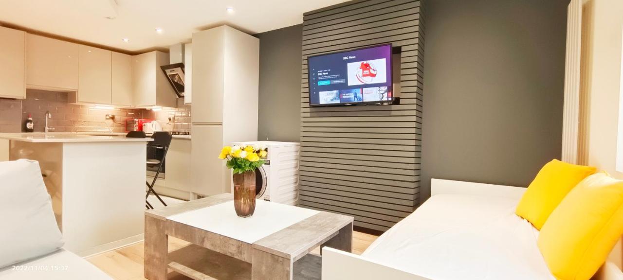 런던 First Floor Flat 1 Northwood 아파트 외부 사진