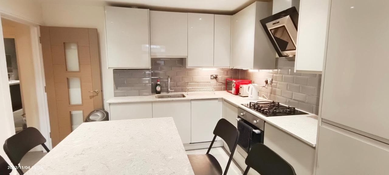 런던 First Floor Flat 1 Northwood 아파트 외부 사진