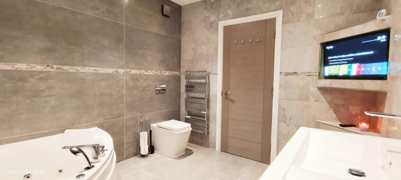 런던 First Floor Flat 1 Northwood 아파트 외부 사진