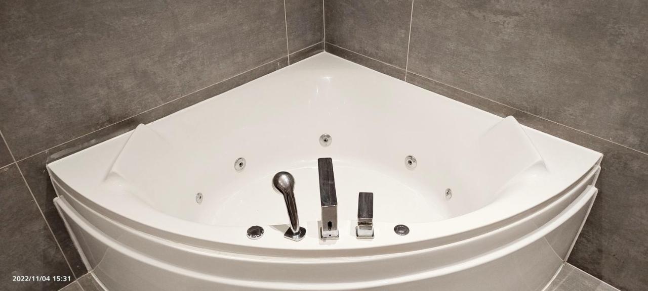 런던 First Floor Flat 1 Northwood 아파트 외부 사진